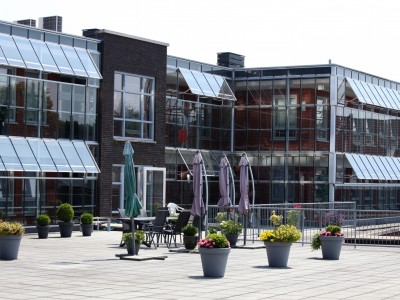 Glazen galerijafdichting met RWA ventilatieramen 1