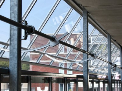 Glazen galerijafdichting met RWA ventilatieramen 10