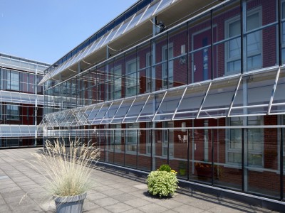 Glazen galerijafdichting met RWA ventilatieramen 4