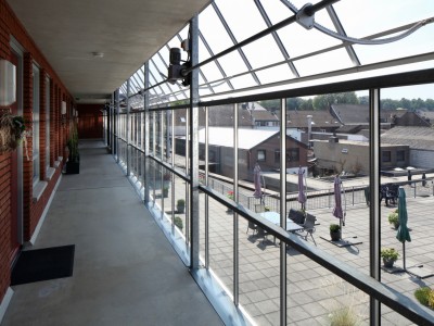 Glazen galerijafdichting met RWA ventilatieramen 5