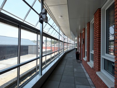 Glazen galerijafdichting met RWA ventilatieramen 9