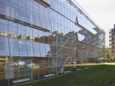 Glazen galerijgevels met doorgaande ramen RWA 1