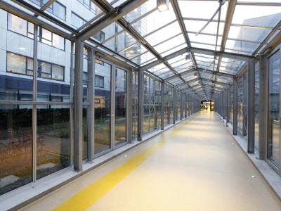 Glazen verbindingsgang met doorgaande ventilatieramen 2