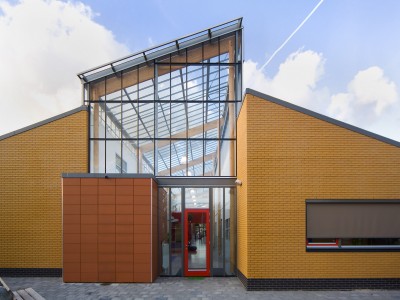 Transparante glaskap bij school op houtconstsructie 2