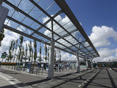 Overkapping busstation met transparant glas 1