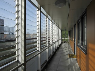 Glazen galerijgevels met glazen louvres 4