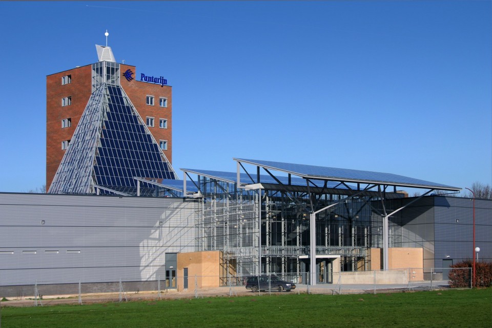 Glazen overkapping met geintegreede PV panelen 1